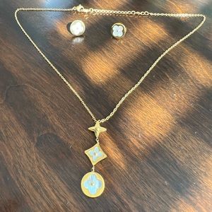 Fashionable Necklace and earrings…